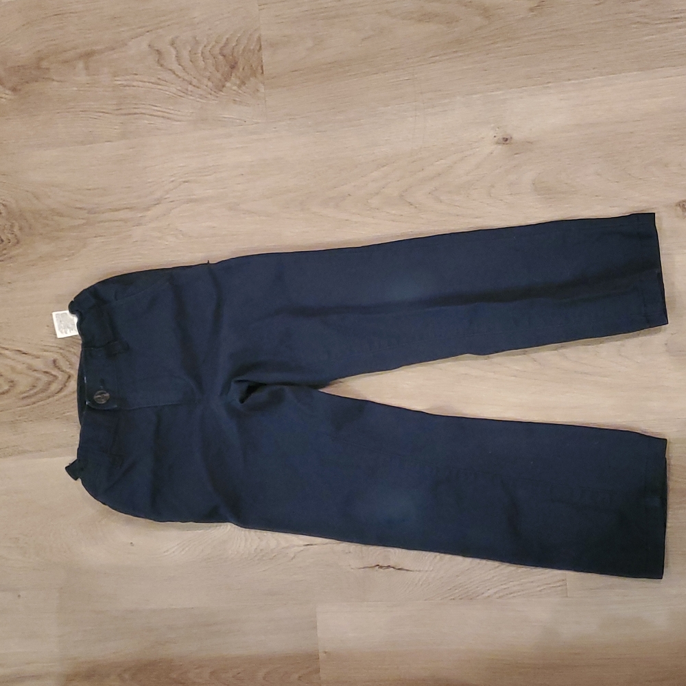 Boys old navy uniform pants sz  5t knee are a little worn